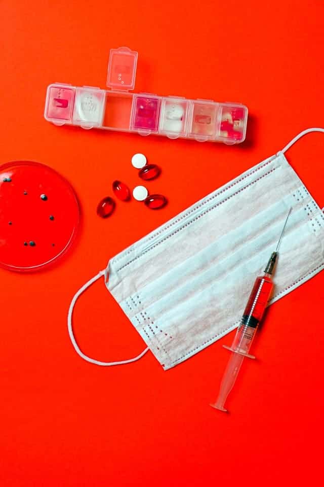 Syringe and pills with petri dish